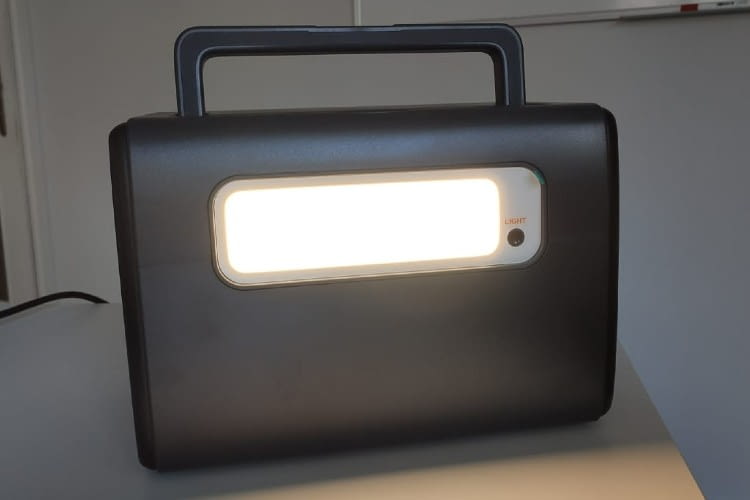 Die LED auf der Rückseite bietet drei verschiedene Modi