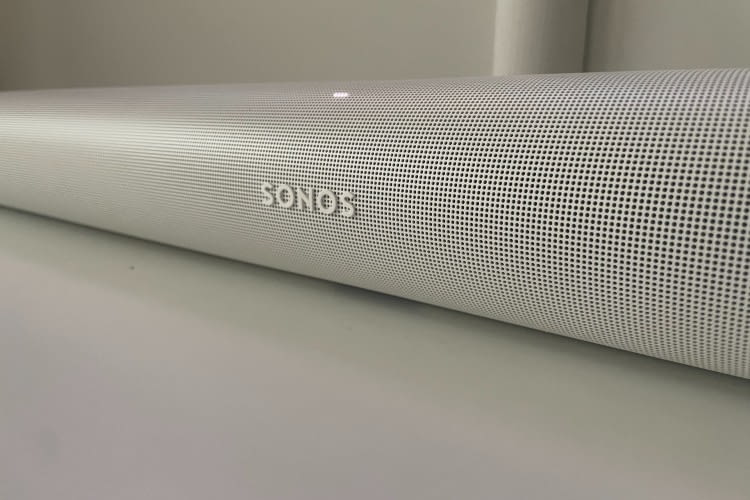Beim Design bleibt sich Sonos treu. Neben Weiß ist die Arc Ultra auch in Schwarz erhältlich