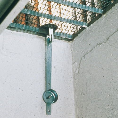 Kellerschächte sichert man ab besten mit einem Abhebschutz für das Gitter