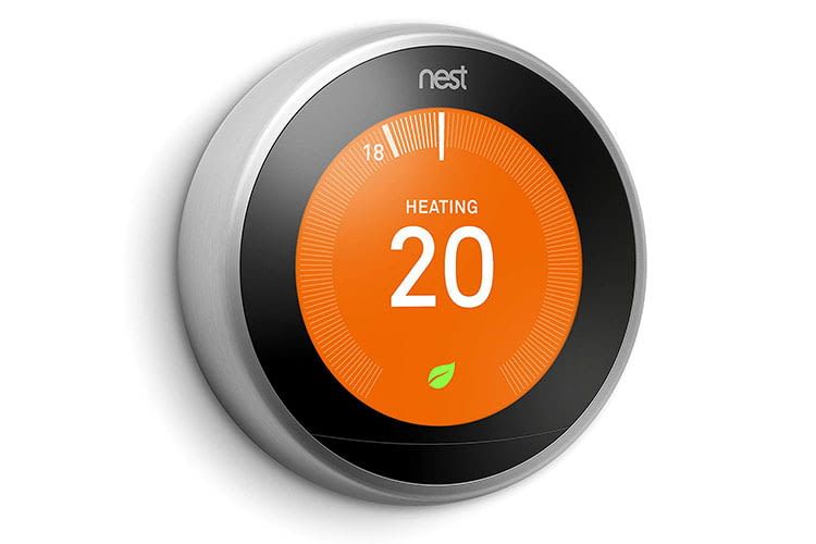 Das Thermostat von Nest besitzt eine runde Form und ist in Edelstahl gefasst