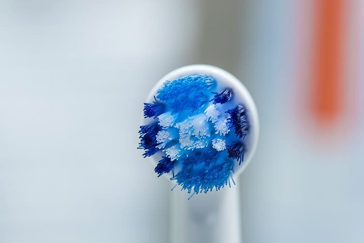 Vor allem die Bürstenköpfe der elektrischen Zahnbürsten unterscheiden sich