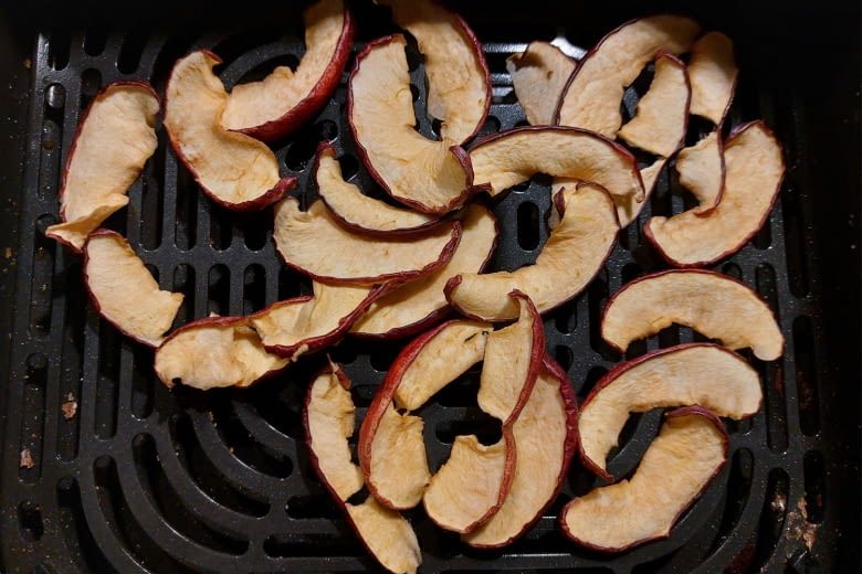Für diese Menge Apfelchips brauchte die Heißluftfritteuse 6 Stunden