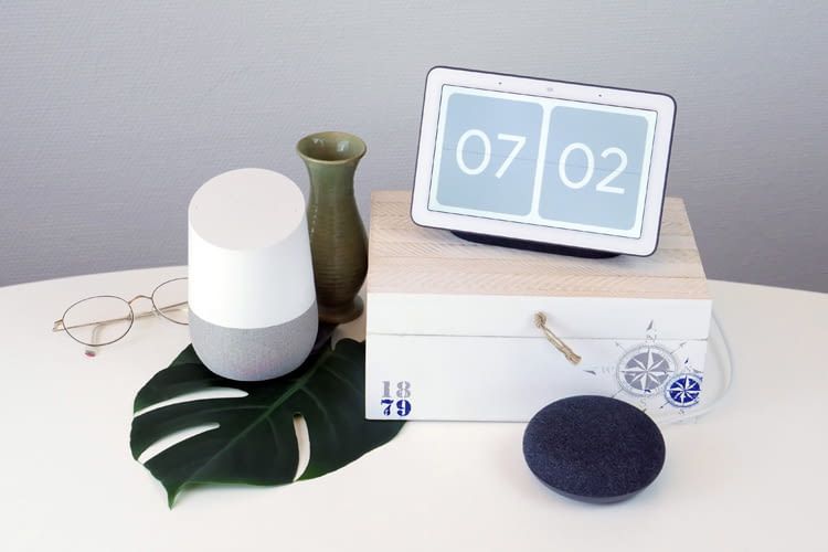Nutzern stehen verschiedene Lautsprecher und Displays mit Google Assistant Integration zur Auswahl