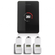 Starter Set für smarte Heizungssteuerung, bestehend aus drei Thermostaten und Smart Thermostat. Mit App-Funktion.