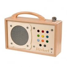 Kindgerechter MP3-Player aus Holz. Spielfertig vorbespielt mit 140 Minuten Musik und Hörspielen.
