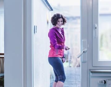 Mit einem smarten Türantrieb lässt sich die Terrassentür zur zweiten Haustür umwandeln