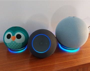 Die beiden Echo Dots (links) sind deutlich kleiner als Amazon Echo 4