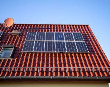 Wir erklären, welche Kosten bei eine 5 kWp Solaranlage aufkommen.