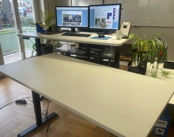 Wir haben in unserem Büro zahlreiche höhenverstellbare Schreibtische getestet und im Einsatz
