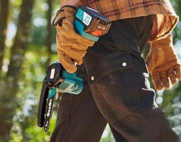 Mit der Akku-Kettensäge von Seesii wird die Gartenarbeit zum Kinderspiel