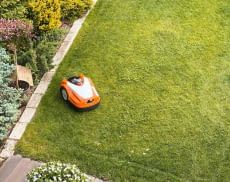Ein Mähroboter pflegt den Rasen bei jedem Wetter