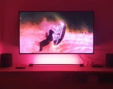 Die Philips Hue Play Gradient Light Tube sorgt für eine tolle TV-Hintergrundbeleuchtung