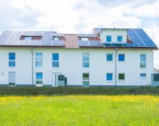Wir erklären, was bei der Installation einer Photovoltaikanlage im Mehrfamilienhaus zu beachten ist.