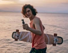 Mit der Mini-Gimbal-Kamera DJI OSMO POCKET gehören verwackelte Strandbilder der Vergangenheit an