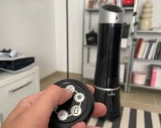 Mit der Fernbedienung können die verschiedenen Funktionen auch vom Sofa oder dem Bett aus gesteuert werden