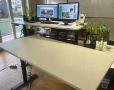 Wir haben in unserem Büro zahlreiche höhenverstellbare Schreibtische getestet und im Einsatz