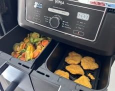 Eine XXL Heißluftfritteuse kann ganze Mahlzeiten auf Einmal fertigen