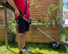 Dank des Schultergurtes lässt sich der Trimmer perfekt auf die Körpergröße einstellen und angenehm teragen