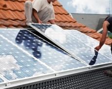 Mit Photovoltaik kann eine Dachsanierung Kosten zurückgewinnen