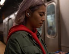 Die Apple AirPods Pro In Ear Kopfhörer bieten eine praktische Geräuschunterdrückung