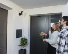 Die Abus Licht Außen-Kamera ermöglicht eine intuitive 2-Wege-Kommunikation