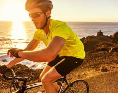 Radfahrer schaut auf seine Smartwatch