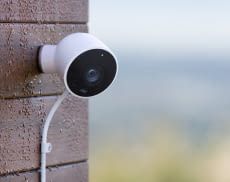 Die Outdoor Überwachungskamera von Nest bewacht zum Beispiel den Garten