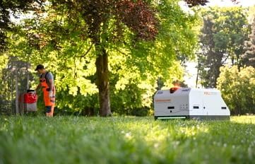 Der Müllroboter entlastet die Profis bei der Parkreinigung