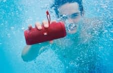 Sorgt auch unter Wasser für Musik: Der mobile Bluetooth-Lautsprecher JBL Flip 4 