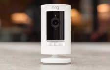 Die Ring Stick Up Cam ist eine batteriebetriebene Überwachungskamera, die auch als Gegensprechanlage genutzt werden kann