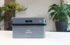 Der SolarFlow 2400 AC Wechselrichter sitzt hier direkt auf dem Speichermodul