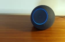 Optisch bleibt Amazon auch beim Echo Dot Max dem Kugeldesign treu