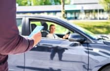 Besitzer von Elektroautos können ihre THG Quote einfach und schnell beantragen - auch am Handy!