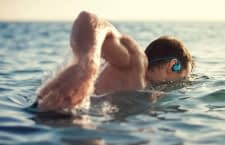 Kopfhörer zum Schwimmen sind wasserdicht und mit dem Schutzfaktor IPX8 gekennzeichnet.