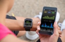 Fitnesstracker und Smartwatches mit Fitnessfunktionen senden fitness- und gesundheitsrelevante Daten automatisch ans Smartphone.