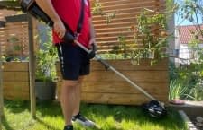 Dank des Schultergurtes lässt sich der Trimmer perfekt auf die Körpergröße einstellen und angenehm teragen
