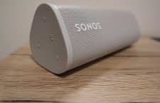 Sonos Roam ist ein dreieckiger, kompakter WLAN- und Bluetooth-Lautsprecher