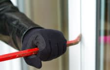 Einbrecher gelangen häufig über Fenster oder Terrassentüren in Wohnungen oder Häuser