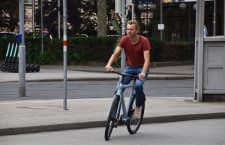 home&smart Geschäftsführer David Wulf bei seiner Probefahrt mit dem VanMoof S3 E-Bike