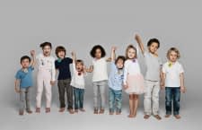 Die Welt aus Kinderaugen sehen: WLAN-Kamera Benjamin Button wird einfach angesteckt und hält Abenteuer fest, ohne zu stören