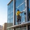 Mann reinigt Fassade