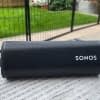 Perfekt für den Garten und unterwegs: Der Sonos Roam hat in unserem Test überzeugt