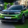 Der Opel Mokka-e kommt in auffallend giftgrüner Farbe