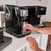 Selbstreinigende Kaffeevollautomaten benötigten trotzdem regelmäßige Pflege. Wir verraten welches Geräte sich gut reinigen lässt