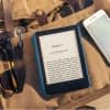 Ein Amazon Kindle eBook-Reader ist die Bibliothek für die Handtasche